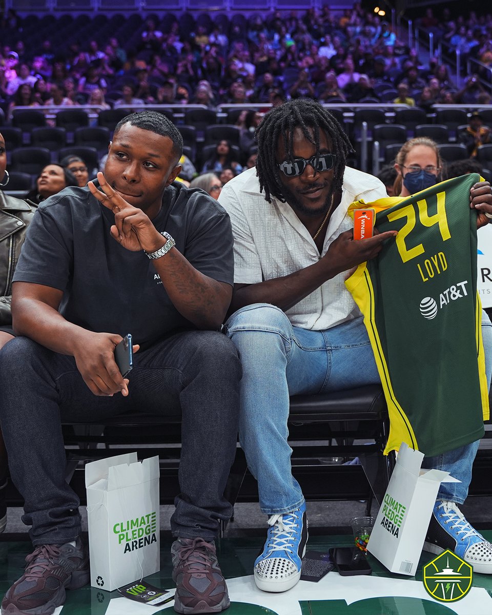seattlestorm's tweet photo. Welcome to Storm basketball, Darrell Taylor! 🏀🤝🏈
#TakeCover x @Seahawks https://t.co/0cBUsWgqcy