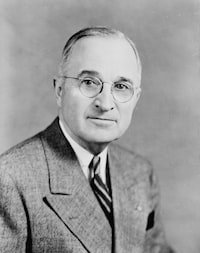 Edu_Snacks's tweet photo. Happy Birthday to 33rd President of the United States Harry S. Truman! 

Fun fact: The "S." middle initial does not actually stand for anything. It's just S! https://t.co/slWwQx35WB