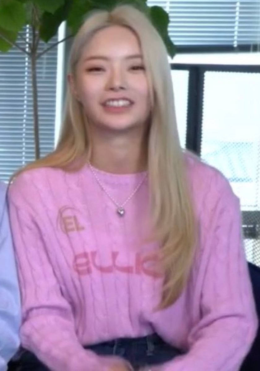 outfitsofgg's tweet photo. #FIFTYFIFTY #Keena Studio 13 interview
pink sweater from #ellioti
🔗https://t.co/HiIuwhlG0v
💳₩99,000
🏷️#oogg_FIFTYFIFTY ; #oogg_Keena ; #oogg_ellioti https://t.co/e5KC2kCgzE