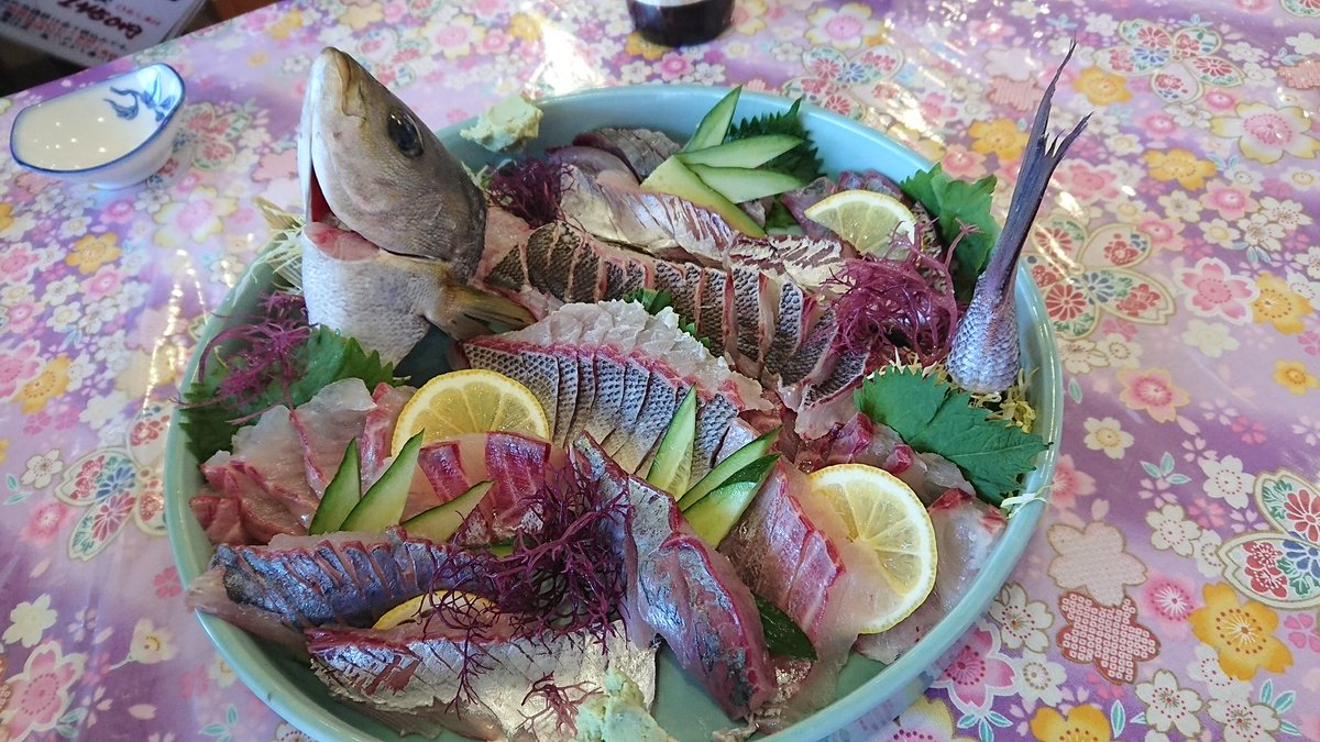 刺し盛りの由来 刺し盛りは、江戸時代から続く日本料理の一つです。新鮮な魚介類を薄く切り、様々な種類の刺身を一皿に盛り付けることで、多様な味わいを楽しめます。江戸時代からの贅沢な料理で、現代でも広く愛されています。 日本の魚はとにかく美味い😌