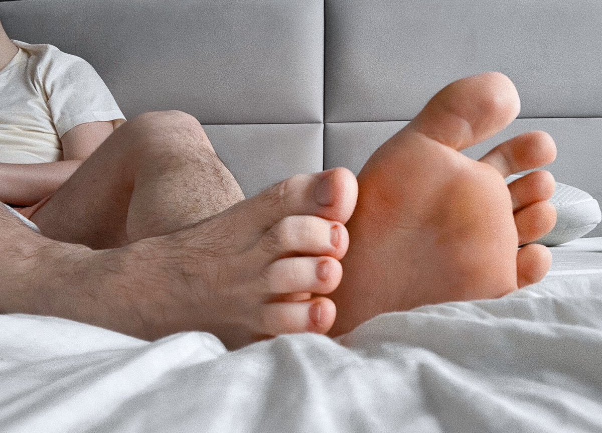С тебя такое же фото в DM, я жду! 🦶

#malefeet #gayfeet
