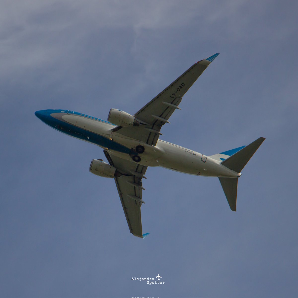 9 de Mayo del 2023
Dia despejado luego de estar casi 1 semana con lluvias y nublados.
Me disponia a ir hacia el aeropuerto para sacar unas fotografias y agarro a este majestuoso B737 de <a href="/Aerolineas_AR/">Aerolíneas Argentinas</a>
Matrícula: LV-CAD
📸: Canon 18-135mm