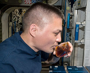 CoffeeComDisc's tweet photo. 1st patented invention made in space: a #SpaceCup. Astronauts used 3D printing on #ISS to create a unique, zero-gravity coffee cup. ☕️🚀 #SpaceInnovation https://t.co/ixDk0ByU57