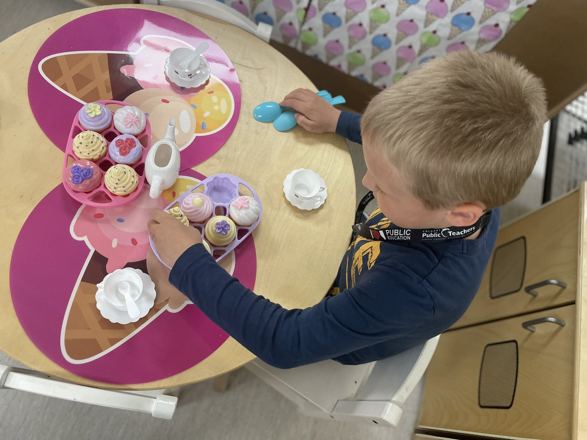 copperfieldkin1's tweet photo. Kindergarten Ice Cream Shop is open! @Copperfield106 #playbasedlearning #kindergarten #dramaticplay @WeAreCBE @cbe_earlylearn https://t.co/e7PKaE9x88