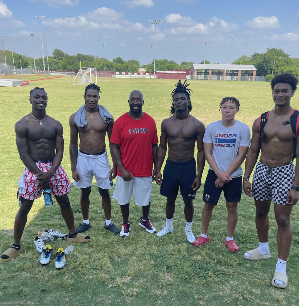 SkysTheLimitWR's tweet photo. We’ve been riding… and will continue with or without you‼️ @_jayythegreat_ @JalenHale8 @ZahnCoakley @Ka1ebMathis @NobleJohnson_3 #CoachHooksTrained https://t.co/xIpH3jFBjt