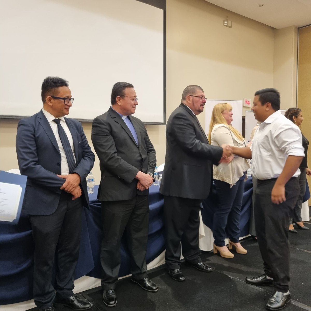 AMP El Salvador tweet media