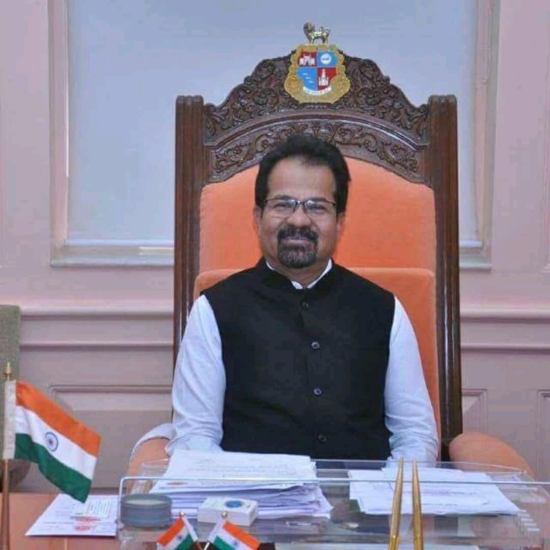अतिशय धक्कादायक वृत्त.... मुंबईचे माजी महापौर प्रा. विश्वनाथ महाडेश्वर यांच्या अकस्मात जाण्याने अतीव दु:ख झाले. 
जमिनीवर पाय असलेला नेता, जनतेच्या समस्यांची जाण असलेला अभ्यासू लोकप्रतिनिधी, कडवट निष्ठावंत शिवसैनिक आणि उत्तम शिक्षक याचे एक वेगळंच मिश्रण त्यांच्या स्वभावात आणि