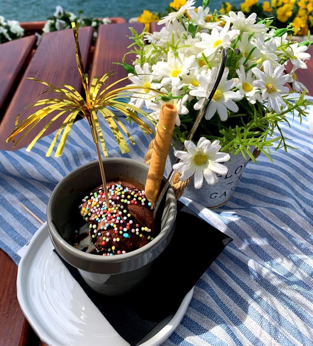 'Like flowers, we too can bloom in the midst of storms.'#dolci #icecream #travel #beautifultravel #flowers #beutifullday #dream #goodvibes #goodmorning #positivity #sun