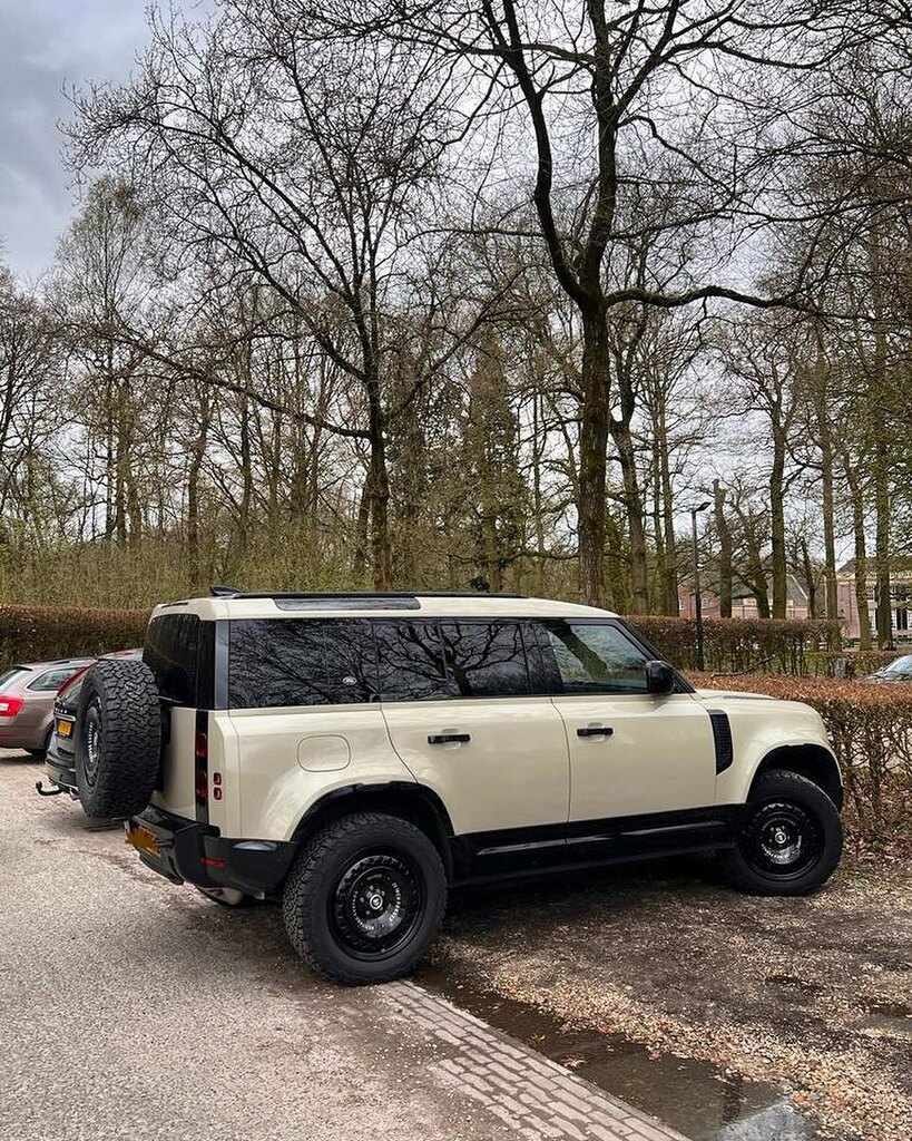 DutchLandRovers's tweet photo. Do you like those chunky tyres on a new defender?

 📸 @karindejong_1970 #defender #landroverdefender #landroverdefender90 #onelifeliveit #rangerover #v8  #landroverv8 #passion #car #dutchlandroverpassion #camperlife #landroverdefender110 #landrover #… https://t.co/vI81Wxwstw https://t.co/QAopCj65V3