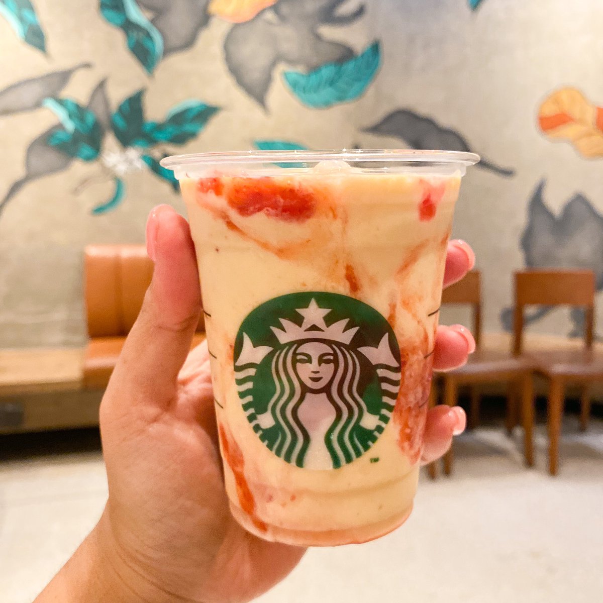 reviewnewitem's tweet photo. #รีวิวของใหม่ เมนูใหม่ Starbucks ไอติมดับร้อนหวานๆ ฉ่ำๆ มาแล้วจ้าา  🍨✨

🍫 Double Chocolate Float (220 บาท) มีท็อปปิ้งเป็นไอติม ราดซอสช็อกโ��แลตอีกที หวานตัดขา คนชอบหวานร้องกรี๊ดด!

🍓Strawberry Malt (250 บาท) นมอัลมอนด์ปั่นกับไอติมวานิลลาราดด้วยซอสสตรอว์เบอรร์รี่ https://t.co/gkpZMcjZKu