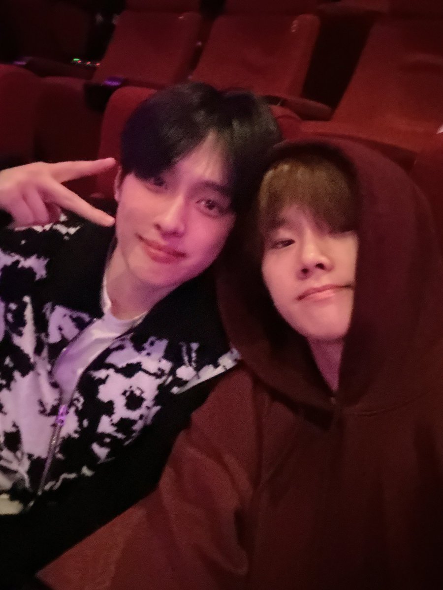 XH_official's tweet photo. 심야 데이트

#정수 #가온 #Jungsu #Gaon https://t.co/0xp2NsR9Fr