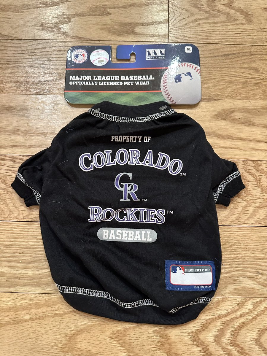 LoveTheRox's tweet photo. Who wants a brand-new Rockies shirt? This giveaway is easy: simply like or RT &amp; tell me which one you’d prefer:
Gray t-shirt (men’s XL)
Red t-shirt (men’s XL)
Purple tank (women’s L)
Small pet jersey (fits 8-12 lbs)

Four winners chosen randomly on Thursday 💜 https://t.co/pIFbwKTsfm