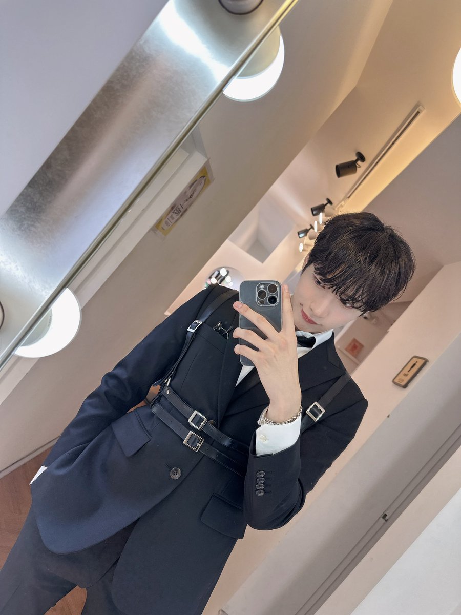 OnlyOneOfmember's tweet photo. [#나인] 라이온 지키미🦁🐻

#OnlyOneOf #온리원오브 https://t.co/eZwhLL2pkP