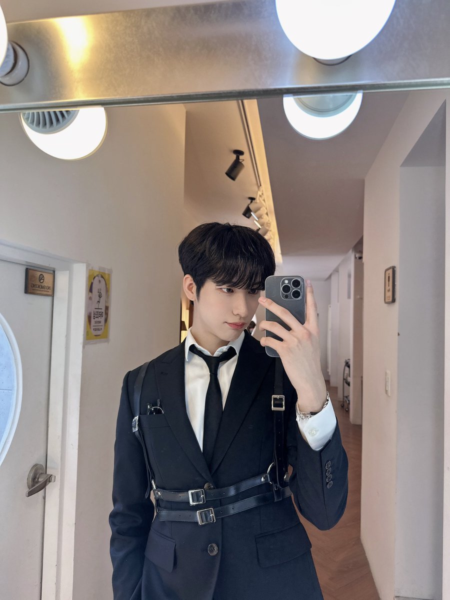 OnlyOneOfmember's tweet photo. [#나인] 라이온 지키미🦁🐻

#OnlyOneOf #온리원오브 https://t.co/eZwhLL2pkP