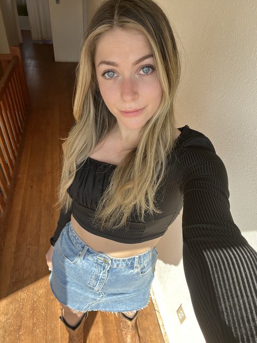 Give me three years and I&rsquo;ll be sucking dick on my lil farm 🤞🏼😇 https://t.co/4vBhwXSmAq