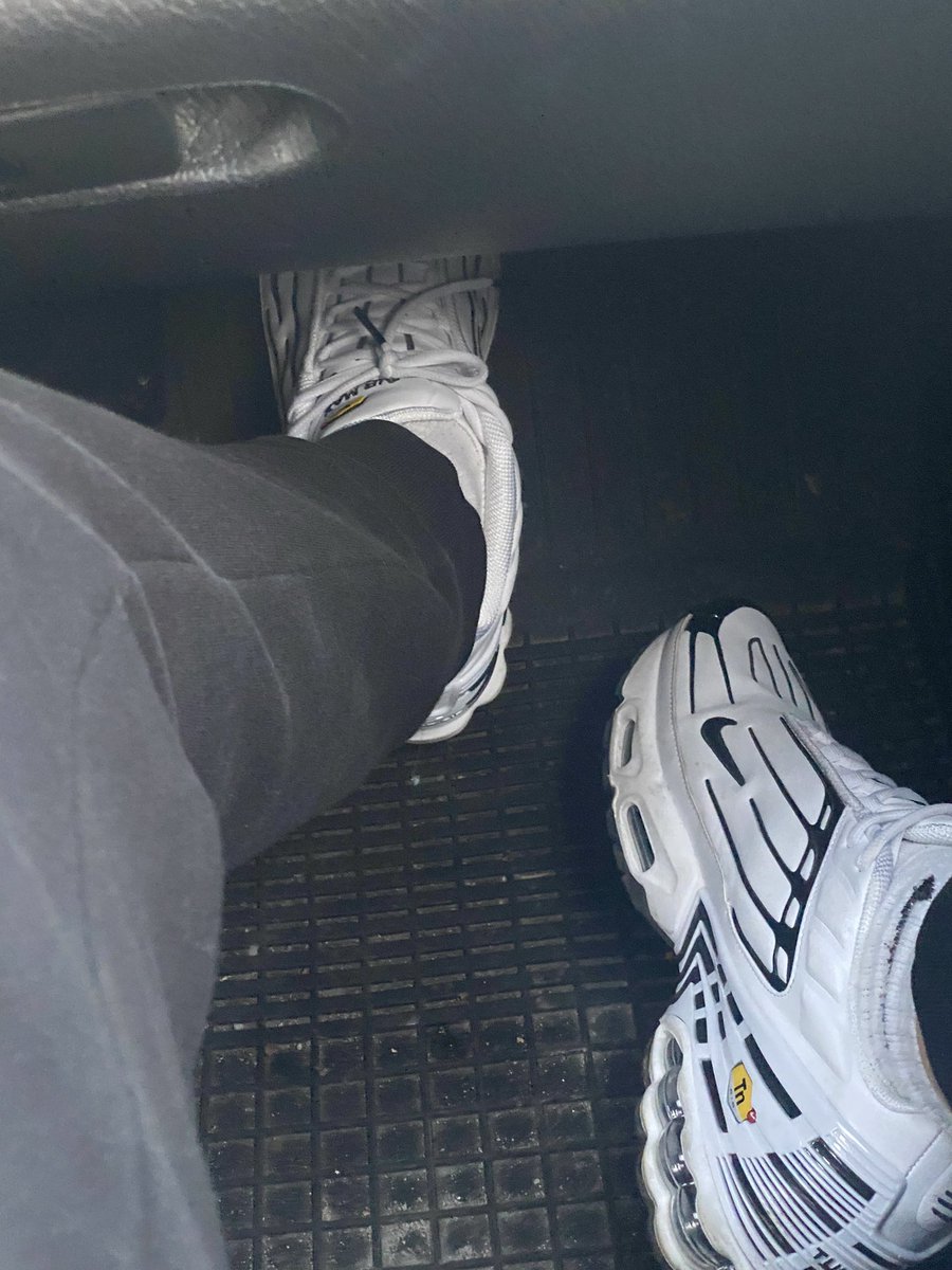 Meine #Schuhe sehen aus als hätte grade eine kleine #sklavenfotze sie sauber geleckt….Liebe es 😈😉

#Fus #Schuhe #findom #loser #atm #feet #fuß #sklaven #dom