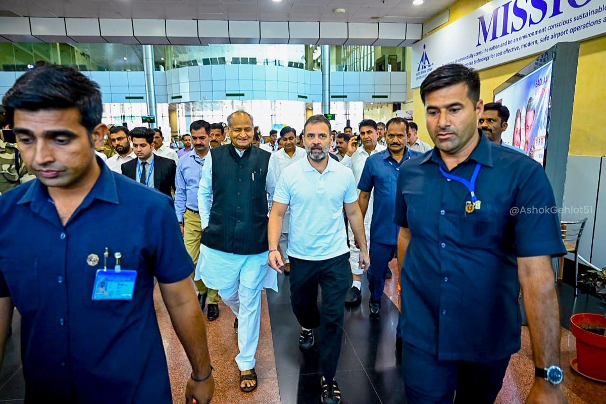 ashokgehlot51's tweet photo. देश के जन-जन की सशक्त आवाज श्री @RahulGandhi का उदयपुर में सहृदय अभिवादन। ऐतिहासिक भारत जोड़ो यात्रा की सफलता के बाद आज पहली बार राजस्थान पधारने पर आपका हार्दिक स्वागत।

राजस्थान में आपका आगमन सदैव ऊर्जामयी होता है।💐💐 https://t.co/XaOnv8Iz4l