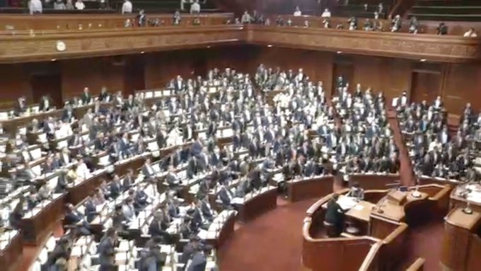 起立賛成する衆院議員