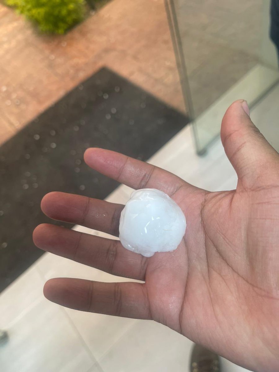ERALOZART's tweet photo. @davidfaz @gamavisionmx @PC_NuevoLeon @ecavazos77 @GAMEZMARIO @arualsanpedrogg Estuvo potente la granizada de hoy por la tarde https://t.co/sLJ1KyzklS