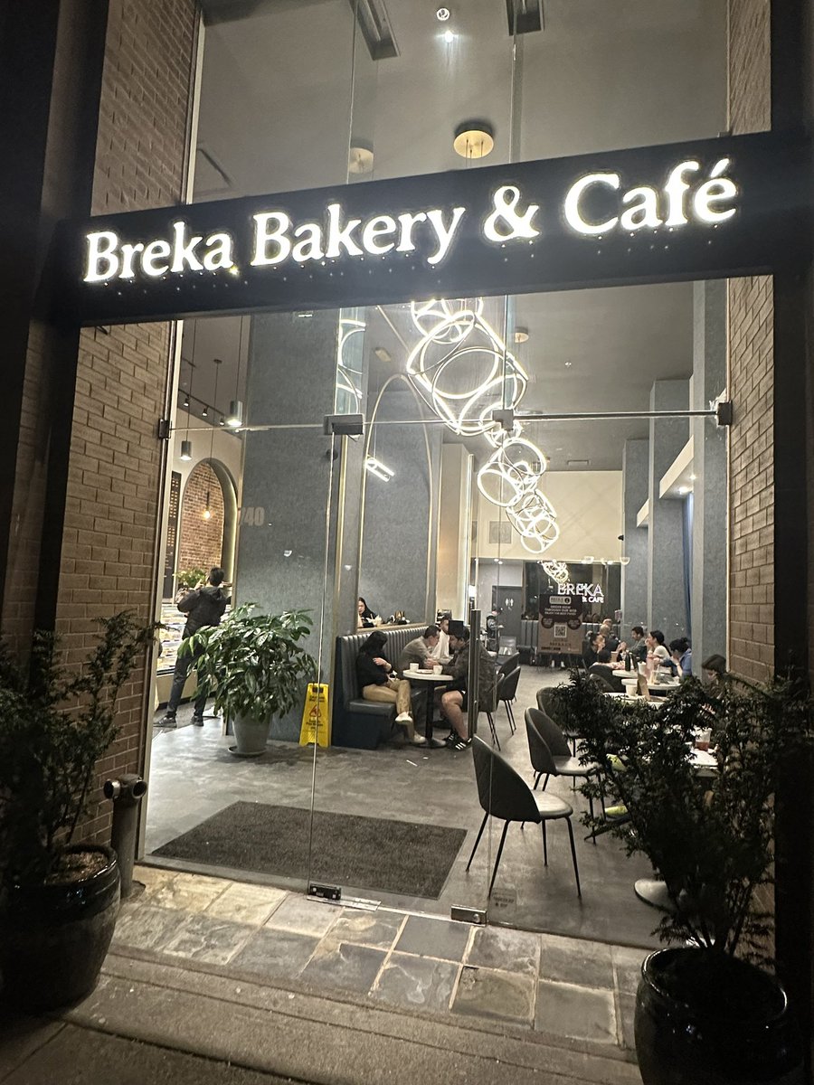 csantanapr's tweet image. #GitOpsCon peeps this place is open 24 hrs and the ☕ 🍩 🔥
