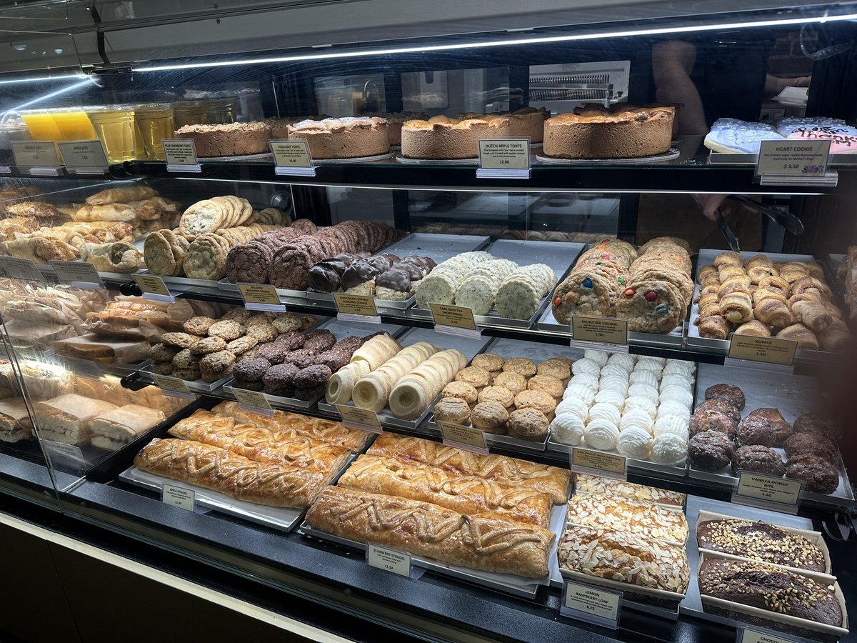 csantanapr's tweet image. #GitOpsCon peeps this place is open 24 hrs and the ☕ 🍩 🔥