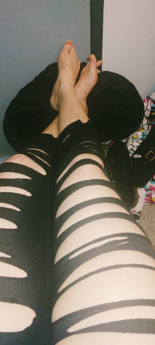 Lanei_with_an_I's tweet photo. 🎶My Feet Will Bring U Delight To-Night, Pure Joy and a Smile To-Night.
 Won't U Cum See?
  U MUST Cum See,
.. And Yes u Have 2 Pay Me 🎶 :) 
#mrrogersneighborhood
#soleprovider #feet #lovelyfeetpics
#findomworship  #brat #findoms #paypigswanted
#feetpay
#submittome https://t.co/30KE8YAnHR