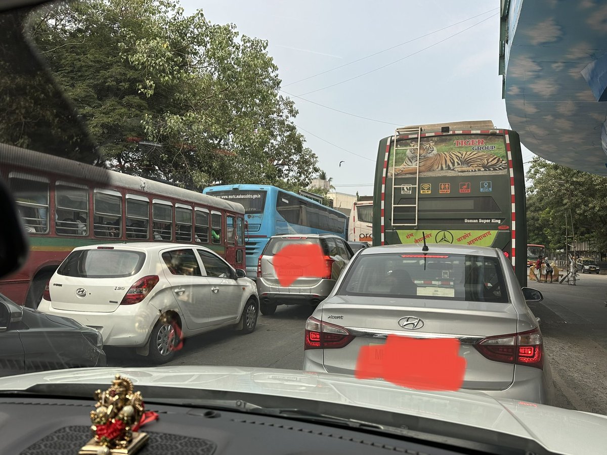 GroverDhiren's tweet photo. @MTPHereToHelp @RoadsOfMumbai Why can’t Heavy Vehicle follow Lane discipline. Blocking all three lanes? 
Location: Sion-Trombay highway. Near Vijay sales, Suman Nagar Singal, Chembur https://t.co/bhCscTIqXR