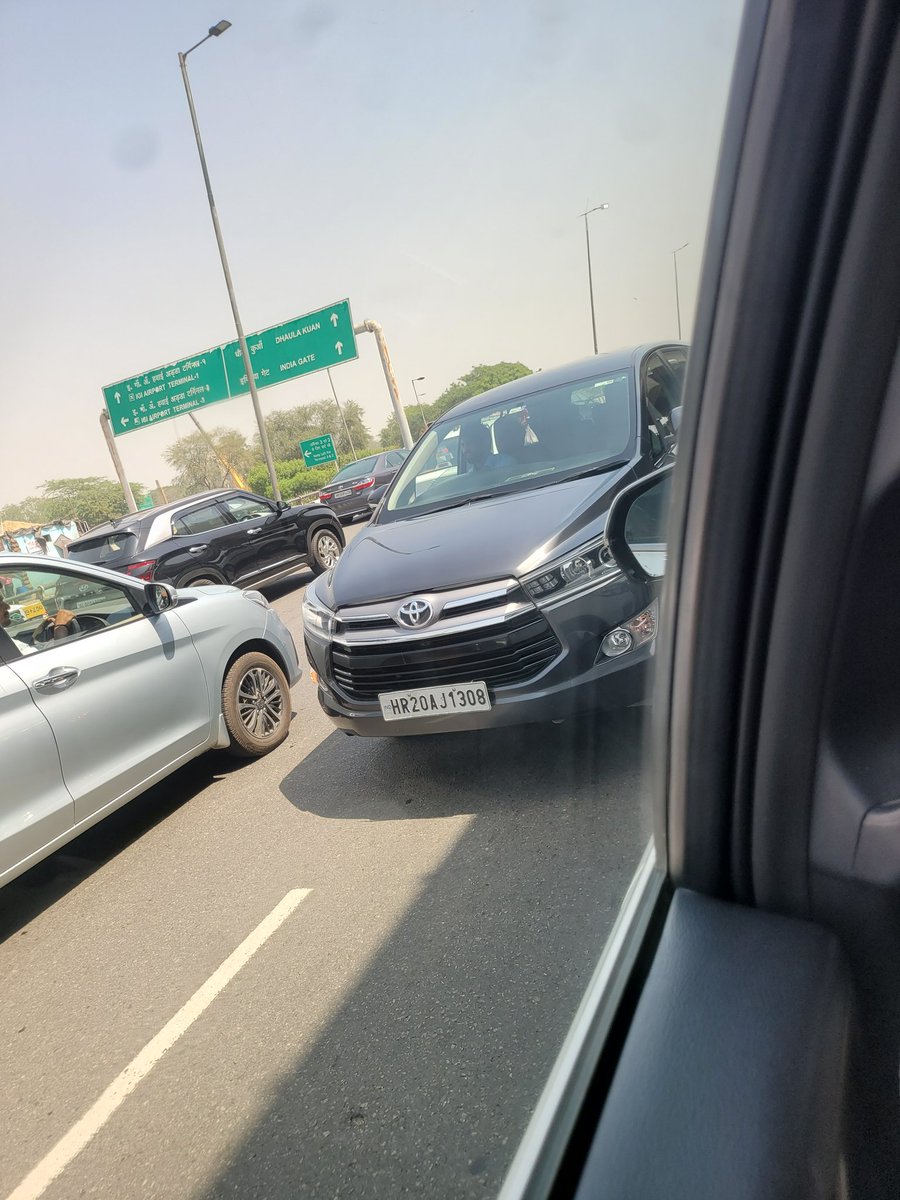 GULATIBABA's tweet photo. @dtptraffic @gurgaonpolice 
This vehicle has been driving wrong way on the Radisson flyover on NH8
Please take right action against them https://t.co/hnQWTbnzfN