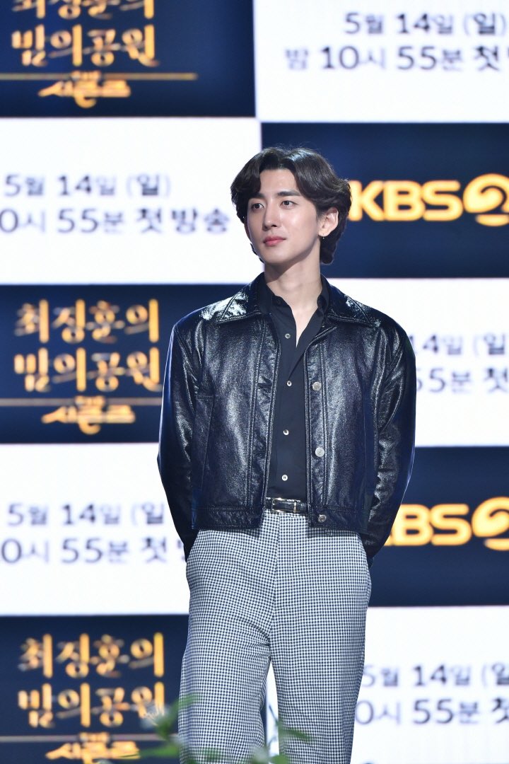 최정훈은 "사실 유희열 스케치북이 폐지되고 나서 특히 나처럼 밴드를 하거나 인디 뮤지션은 '신곡이 나오면 어디서 홍보해야' 하고 걱정을 했다"라며 "어떻게 보면 음악 시장이 혼란스럽고 차트가 무의미할 수 있지만, 그래서 이 무대가 훨씬 더 소중하다"라고 털어놨다.

📎 naver.me/GKvhtc97