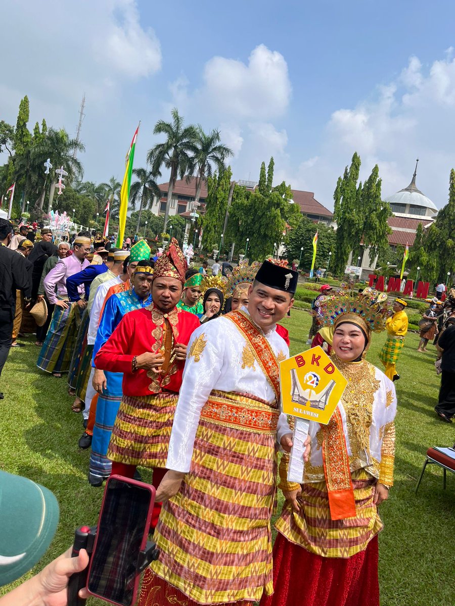 Lomba Fashion Show di Puncak Acara Hari Jadi Kota Depok Ke -24, Kabid Pajak Daerah II bersama dengan Sekretaris Badan Keuangan Daerah Nurlaela.