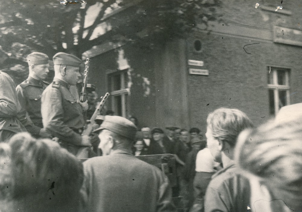 hubertus_knabe's tweet photo. Bilder vom #Volksaufstand am #17Juni1953 in der #DDR, hier eine Demonstration in #Belzig. Sowjetische Soldaten zerschlagen die Menschenansammlung. Ein Sprecher der Streikendenden erhält 10 Jahre Zuchthaus. Heute Abend gibt es in #Potsdam dazu einen Vortrag https://t.co/TKrBXNy59w https://t.co/SYKWP8hgs0