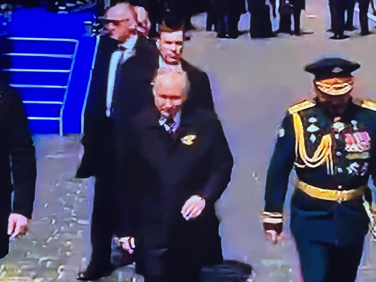 Путин. Уул нь лаг л даа. Том. Ер нь бодлогоо шууд тулгадаг хүн шиг харагддаг. Нурсан Оросыг босгож ирээд, өр ширээ дараад ЭЗ босгоод л. 90 оны Горбачёв, Ельцин бодлогын “алдааг”засах хүнд шийдвэр гаргасан. Бөөн цус, хүний амь. Ялагчид хүндлэл, ялагдагчид шийтгэл ирдэг хорвоо.