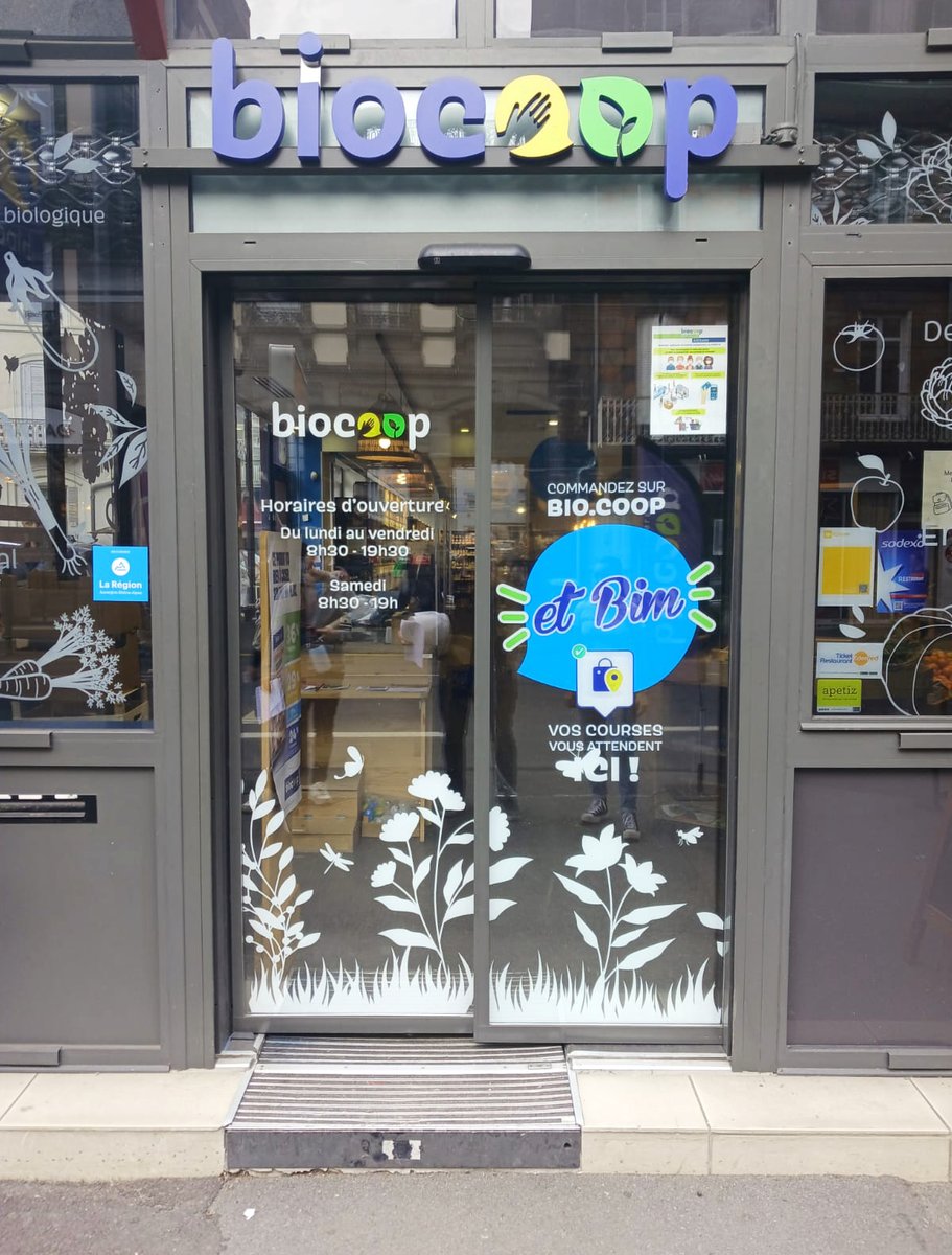 FleuryEnseignes's tweet image. Une jolie vitrophanie vous accueille joyeusement à la Biocoop de Clermont-Ferrand de la rue Blatin.
 
#realisation #fleuryenseignes #pose