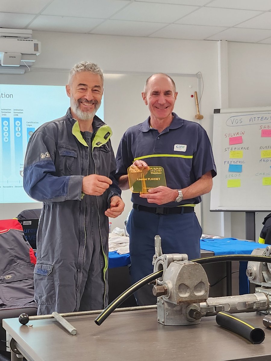 Bravo à Laurent Plaveret, #formateur à #energyformation, qui a obtenu sa certification de formateur professionnel. Laurent a choisi de présenter à ses collègues : l'écrasement d'un branchement en PE endommagé, qui peut être réalisée lors d'une intervention de #sécurité #EPI
