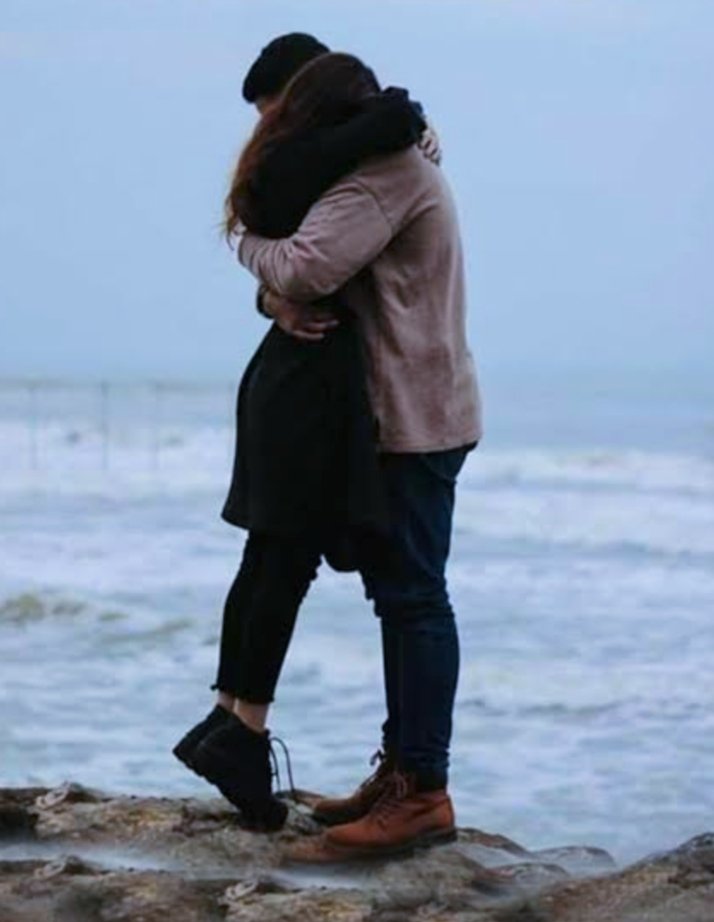 kavi_kadhalan's tweet image. சற்றுநேரம்
அணைத்துக்
கொள்ளடி..

சாகாவரம்
பெற்று நானும்
பிழைத்துக்
கொள்கிறேன்..

என்னுயிர்
உன்னில்
கலந்ததென்று
உரக்கச்
சொல்கிறேன்..

உன் மடிமீது
கொஞ்சநேரம்
உறங்கிக்
கொள்கிறேன்.....

#Karthiktwtz