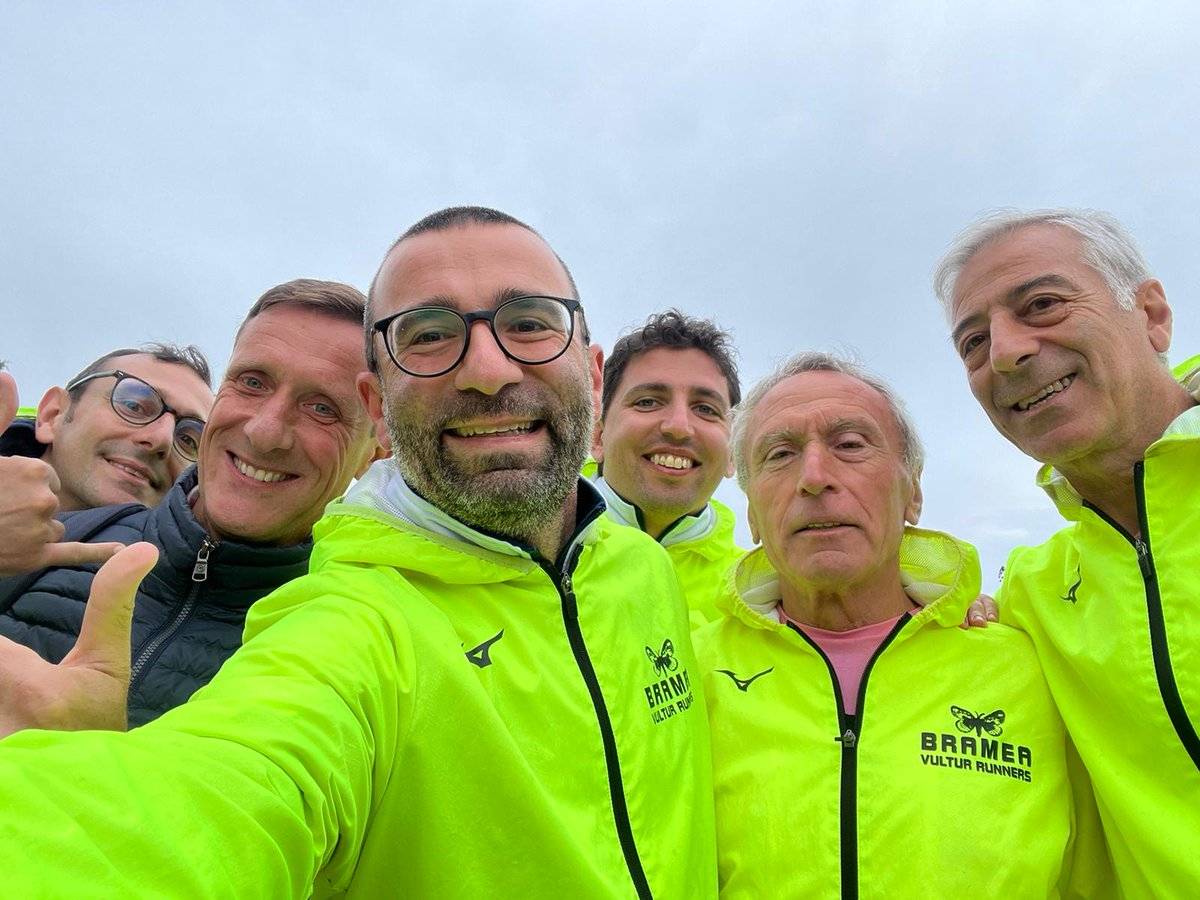 zio_emi's tweet photo. Felici i soci  #BrameaVulturRunners🏃‍♂️🏃‍♀️🦋, dopo #serviziodivolontariato per il #comunedimelfi #3tappa #106giroditalia  #melficittàditappa in foto con @alefaber68 grande giornalista e corridore.
Un saluto #vivalosport
#melfi🔰
#giroditalia2023
#amoreinfinito https://t.co/KbuN81k4tR