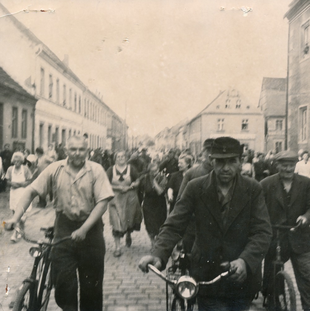 hubertus_knabe's tweet photo. Bilder vom #Volksaufstand am #17Juni1953 in der #DDR, hier eine Demonstration in #Belzig. Sowjetische Soldaten zerschlagen die Menschenansammlung. Ein Sprecher der Streikendenden erhält 10 Jahre Zuchthaus. Heute Abend gibt es in #Potsdam dazu einen Vortrag https://t.co/TKrBXNy59w https://t.co/SYKWP8hgs0