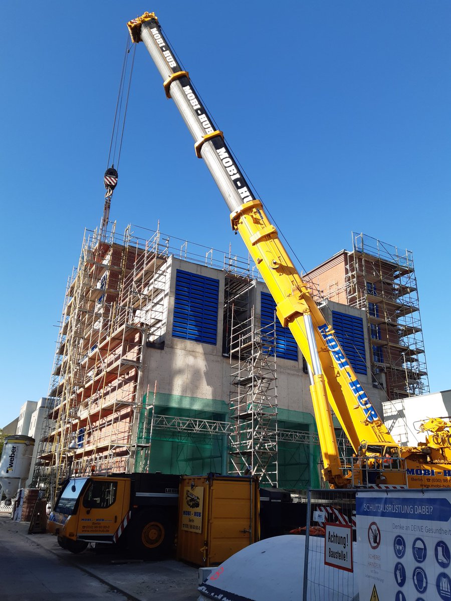 Heute ist wieder #Baustelle|ntag.
Dieser Kran wird bei hoffentlich wenig Wind nachher einen 55t schweren Trafo durch das Dach in seine Box heben. Cool!