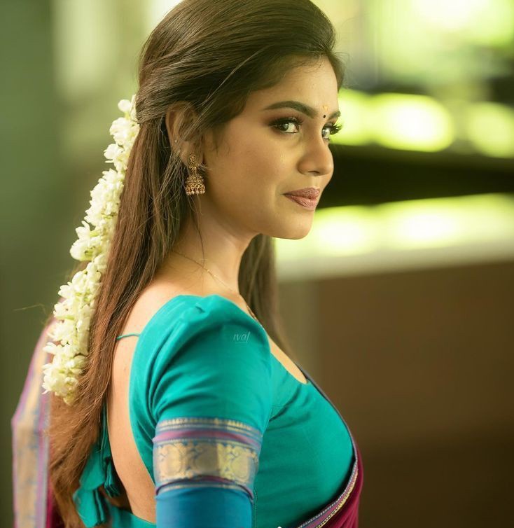 pavi__tweets's tweet image. உன்னை பற்றி பேசிபேசி காலம் கடந்தது
இனியும் பொறுக்கமாட்டேன்...!
 தொடுத்தேன் ஒரு கவிதையை
கொடுத்தேன் உன்னிடம் கொடுத்தேன்
என் இதழ் பதித்து....

#பவி