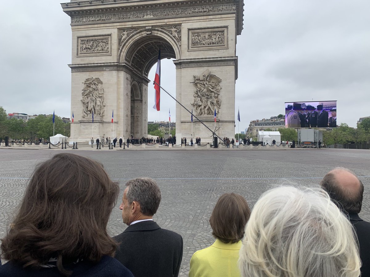 jpraffarin's tweet photo. Après avoir assisté aux cérémonies du 8 mai à l’Arc de triomphe les Leaders pour la Paix ont échangé avec Emmanuel Macron à L’Elysee puis débattu de la gouvernance mondiale avec Bertrand Badie . Aujourd’hui rencontres notamment avec N.Sarkozy, H.Vedrine, E. Orsenna, R. Khan, … https://t.co/PuTxp2tXkw