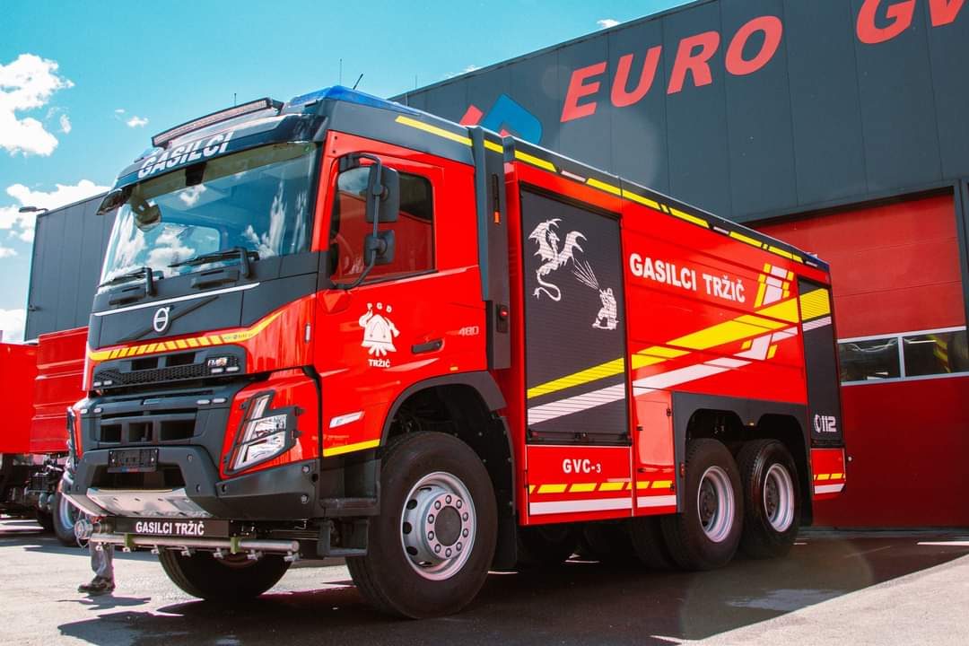 teambestioles's tweet photo. #MardiBestioles
Direction Tržič 🐲 (Slovénie 🇸🇮) avec ce châssis 🚒 @VolvoTrucksFR FMX 6x6 de 480 CV carrossé par #WEBO 🇸🇮
Equipage : 2👩🚒
Empat. : 3,60m
Haut. : 3,30m
Long. : 8,50m
Pompe @magirus_group MPH-230
10000 l. d'💦
500 l. d'☁️
Treuil ⚡️ T-MAX EW-18500
Mât d'🔦 #Fireco https://t.co/UgEsRA56cf