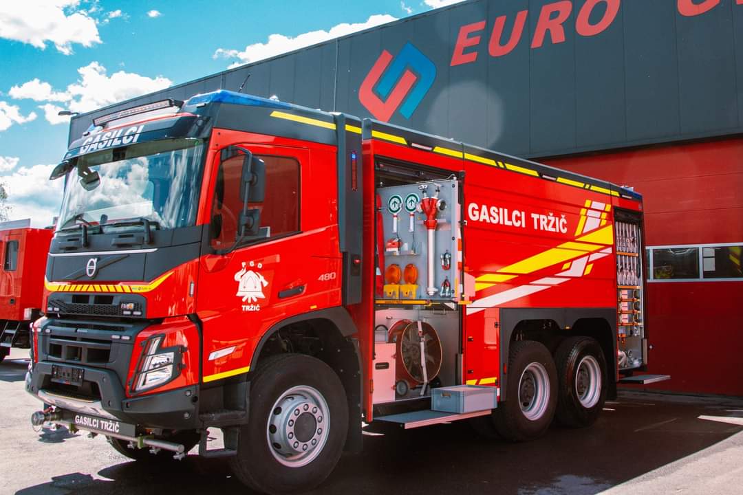 teambestioles's tweet photo. #MardiBestioles
Direction Tržič 🐲 (Slovénie 🇸🇮) avec ce châssis 🚒 @VolvoTrucksFR FMX 6x6 de 480 CV carrossé par #WEBO 🇸🇮
Equipage : 2👩🚒
Empat. : 3,60m
Haut. : 3,30m
Long. : 8,50m
Pompe @magirus_group MPH-230
10000 l. d'💦
500 l. d'☁️
Treuil ⚡️ T-MAX EW-18500
Mât d'🔦 #Fireco https://t.co/UgEsRA56cf