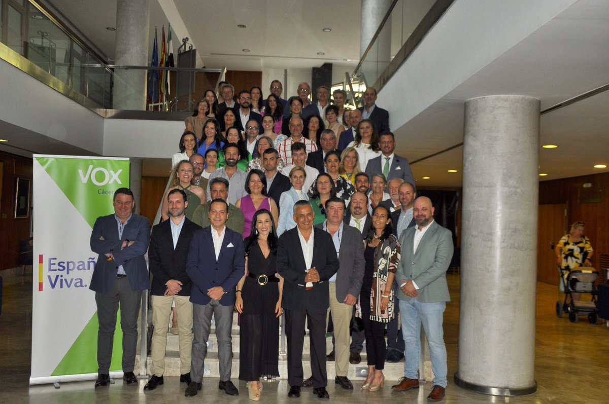 Jorge Martin Trancon (@jorgemartint) on Twitter photo Este es el equipo que defenderá Extremadura del rodillo socialista, con <a href="/_Angel_Pelayo/">🇪🇸Ángel Pelayo🇪🇸</a> y <a href="/OscarFdezCalle/">Óscar Fernández Calle</a> a la cabeza. Un auténtico placer forma parte de él.
#CuidaLoTuyo #CuidaExtremadura Este es el equipo que defenderá Extremadura del rodillo socialista, con <a href="/_Angel_Pelayo/">🇪🇸Ángel Pelayo🇪🇸</a> y <a href="/OscarFdezCalle/">Óscar Fernández Calle</a> a la cabeza. Un auténtico placer forma parte de él.
#CuidaLoTuyo #CuidaExtremadura