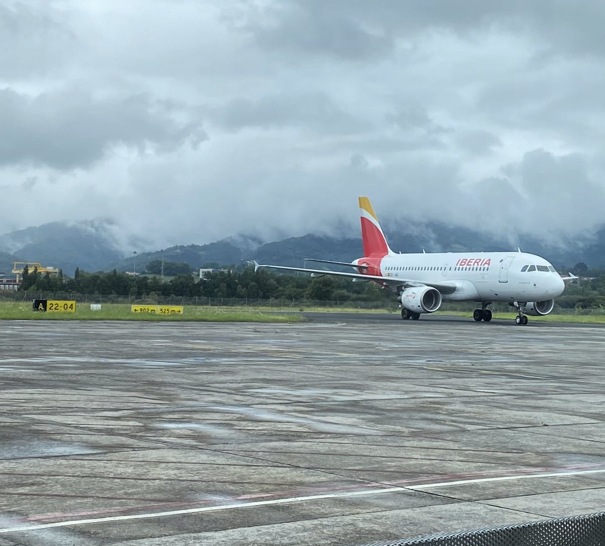 Egun On! Buenos días!!
MARTES 9 de Mayo
•••••••••
#MADRID 
con <a href="/Iberia/">Iberia</a>   🛫 3 🛬  3

con <a href="/vueling/">Vueling Airlines</a> 
#BARCELONA  🛫 2 🛬  2

con <a href="/volotea/">Volotea</a> 
#SEVILLA    🛫 1 🛬  1
••••••••••