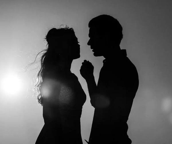 يقول لي :صباح الخير 
واقول: والله إن الخير حسّك ووجهك وجيّاتك.❤