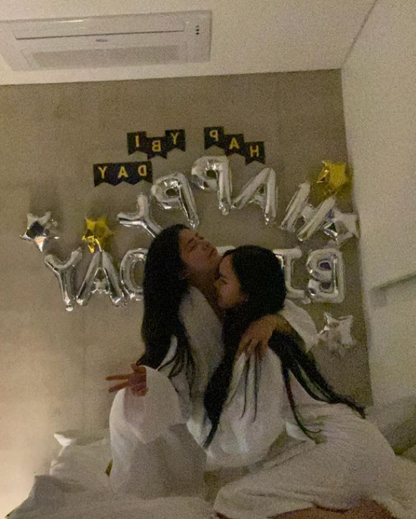 好想玩二女共侍一夫啊 有没有想双飞的男人？点赞报名随机加微信 #双性恋 #女女 #双飞