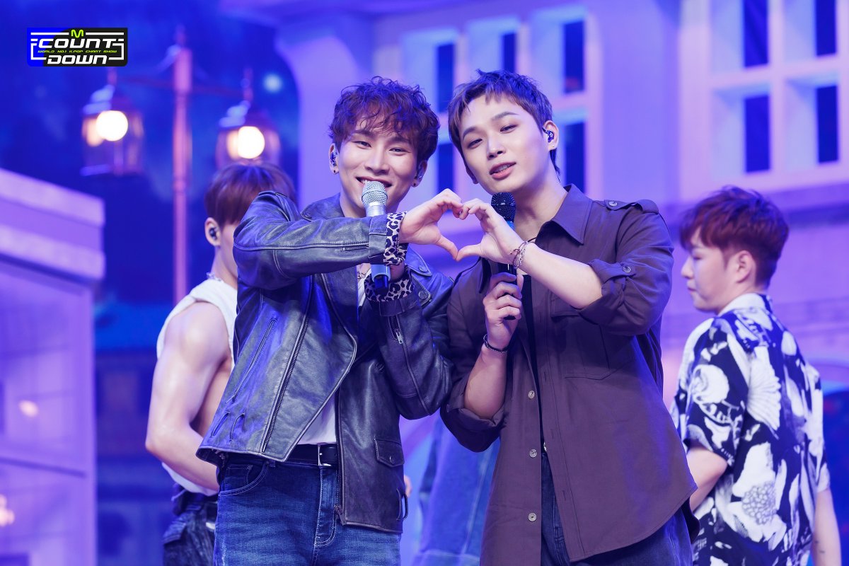 MnetMcountdown's tweet photo. 230504 #MCOUNTDOWN 현장포토
짱투비 잘해도 너무 잘해워어어↗️↗️↗️ 여름도 찢고 엠카도 찢고 멜로디 심장도 찢어버렸어어어↗️↗️↗️ 멜로디 짱투비 좋아하는 만큼 소리질러워어어↗️↗️↗️ 멜로디쎄이워어어↗️↗️↗️
#BTOB #비투비 #나의바람 #WindAndWish

📸 More Photos
https://t.co/yMEVpKn2QJ https://t.co/cIJEo8c3ia