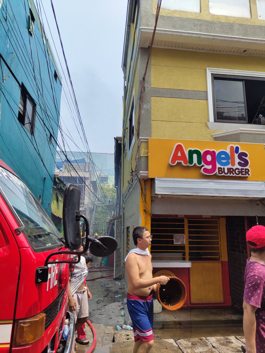 donking123's tweet photo. @YouScoop Residential fire at A. Santiago St., Sipac-Almacen, Navotas City. Raised to 3rd alarm as per BFP at 12:17 PM. Now fire under control. https://t.co/qye9xf32tM