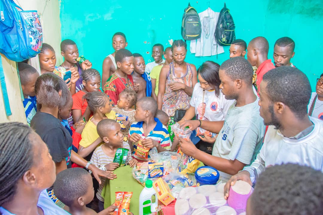 IdiangomoG's tweet photo. #mont_amba: vendredi 05mai ,au nom du sifa @Gaby mabengi , l'ASBL #focus Universal conduit par son Pdt GRÂCE IDIANGOMO ont rendu visite à l'orphelinat centre des ambassadeurs de Dieu la providence dans la commune de #ngaba ,une façon d'aider tant soit peu ces enfants. https://t.co/HkKYDphaxD