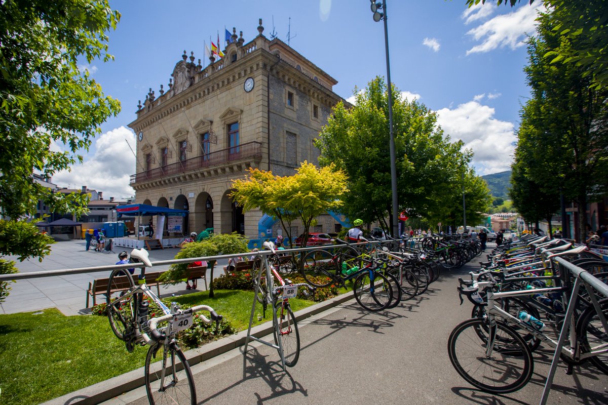 Estamos a un mes de la XII Marcha Cicloturista Juanma Garate. Os recordamos que las inscripciones siguen abiertas en la web.
Irún y la comarca de Bidasoa respiran ciclismo, verán pasar el Tour, la Itzulia femenina, pero también a la Juanma Garate... lajuanmagarate.com